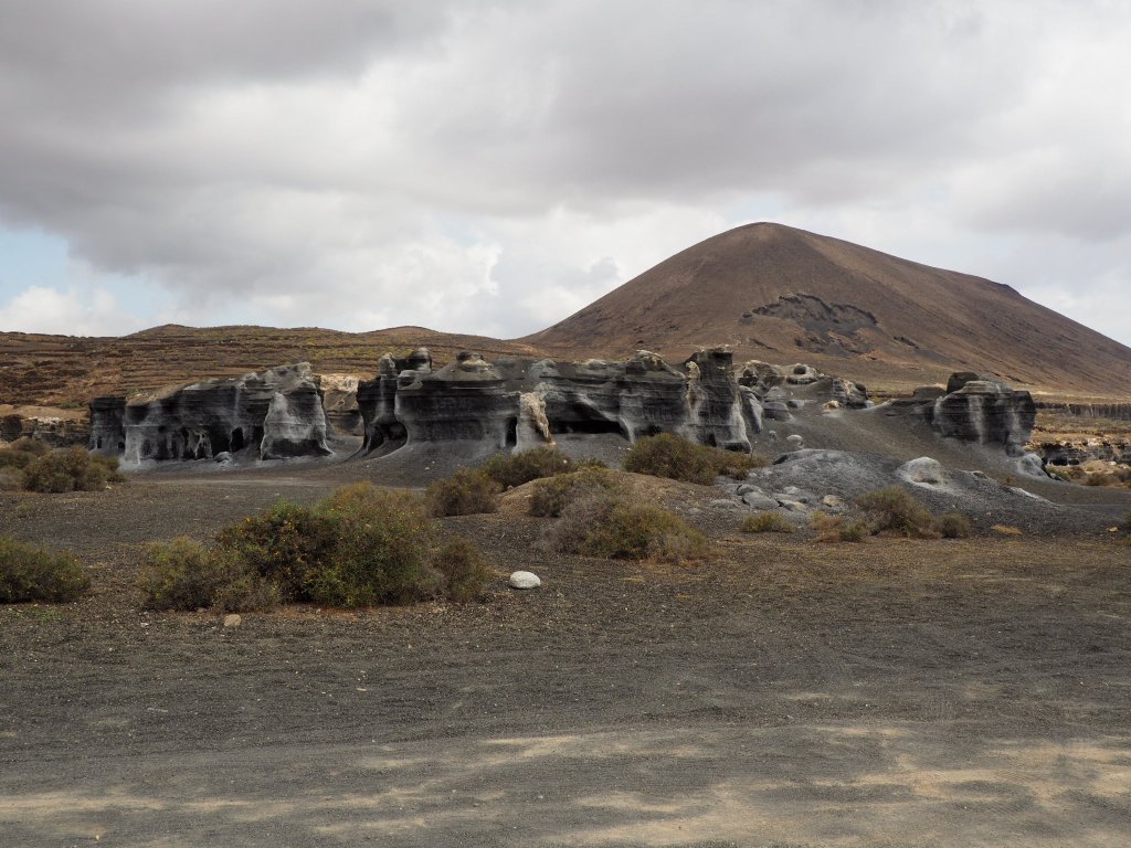 Straßenrand Lanzarote Vulkangestein