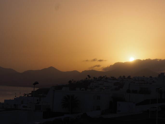Sonnenuntergang Puerto del Carmen Meer Berge Wolken