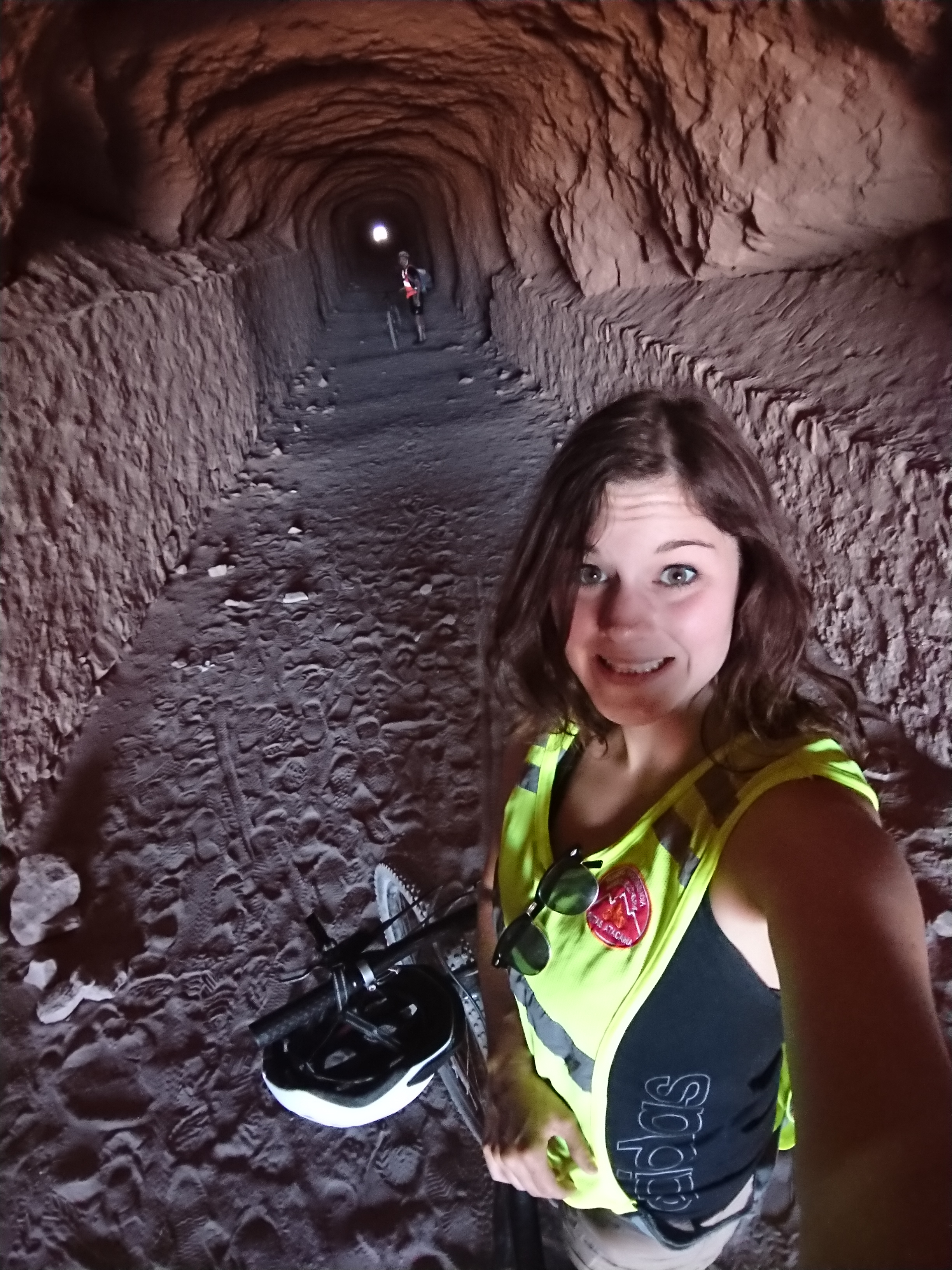Auf geht es durch einen uralten und dunklen Tunnel
