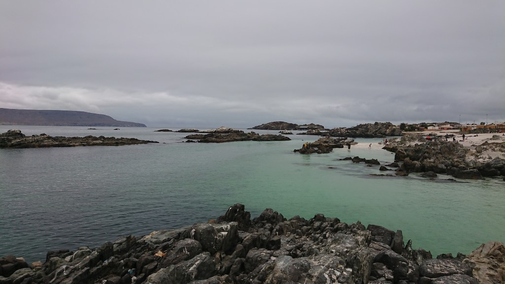 Klares Wasser am Strand von Bahía Inglesa