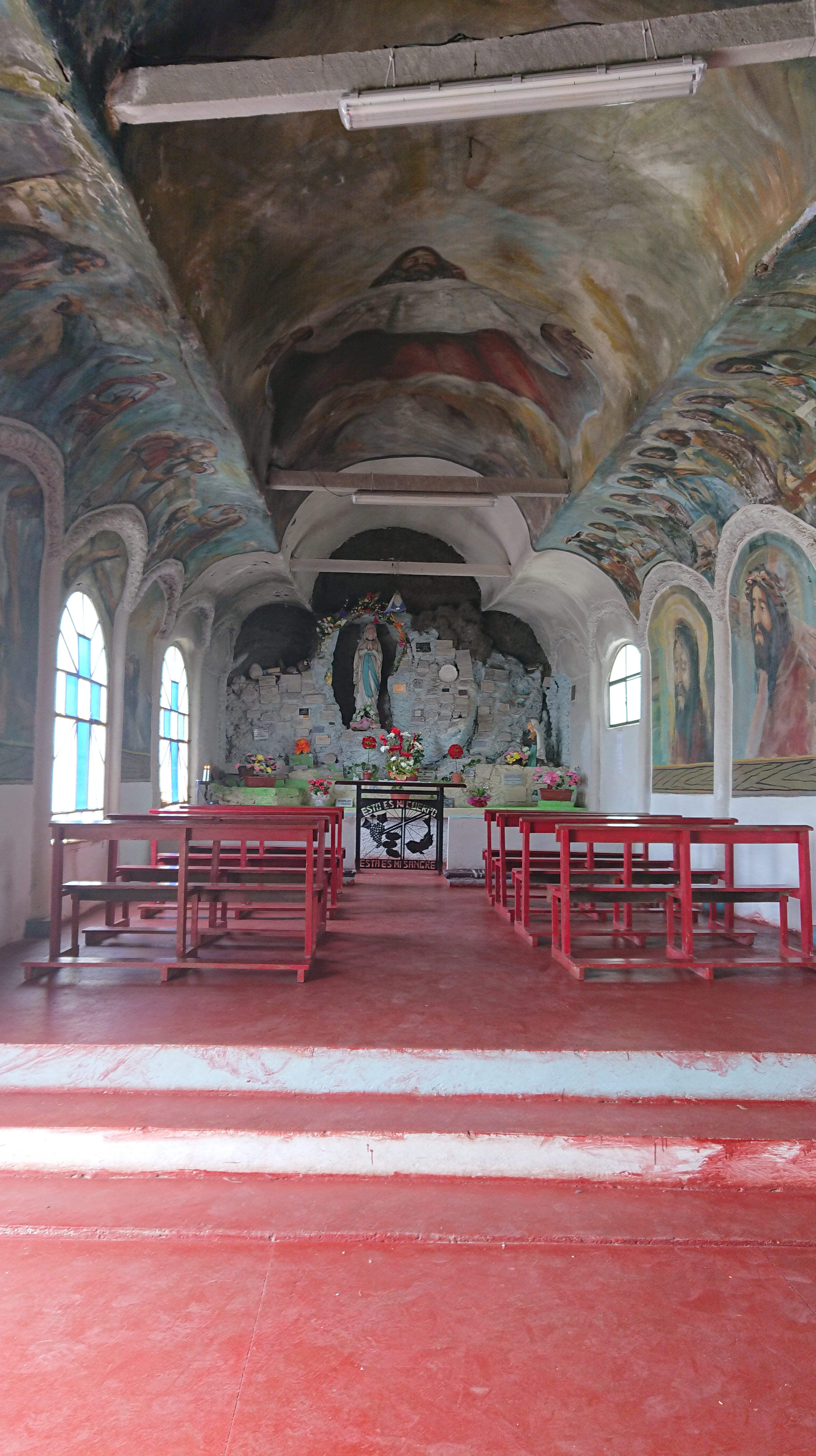 Innenansicht einer Kirche in Caldera