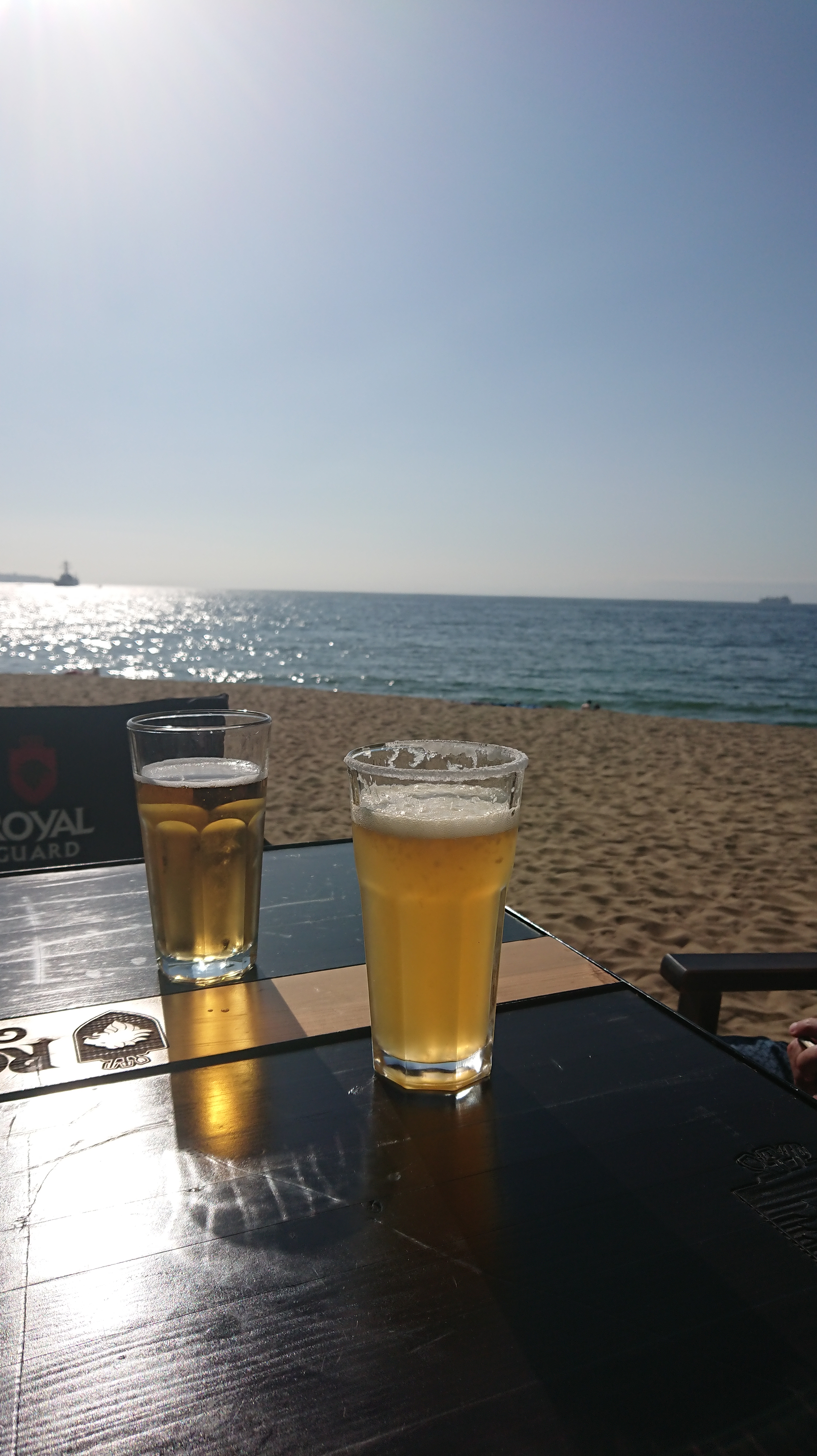 Ein kühles Bier am Strand - so lässt es sich leben