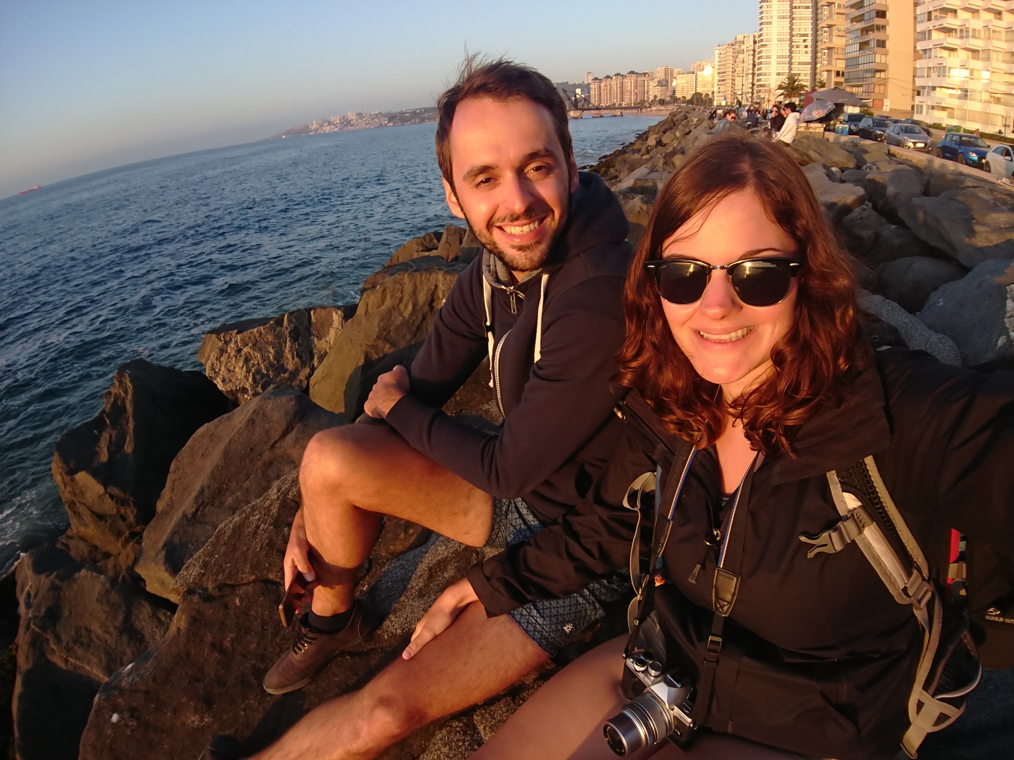 Wir genießen den Sonnenuntergang am Meer