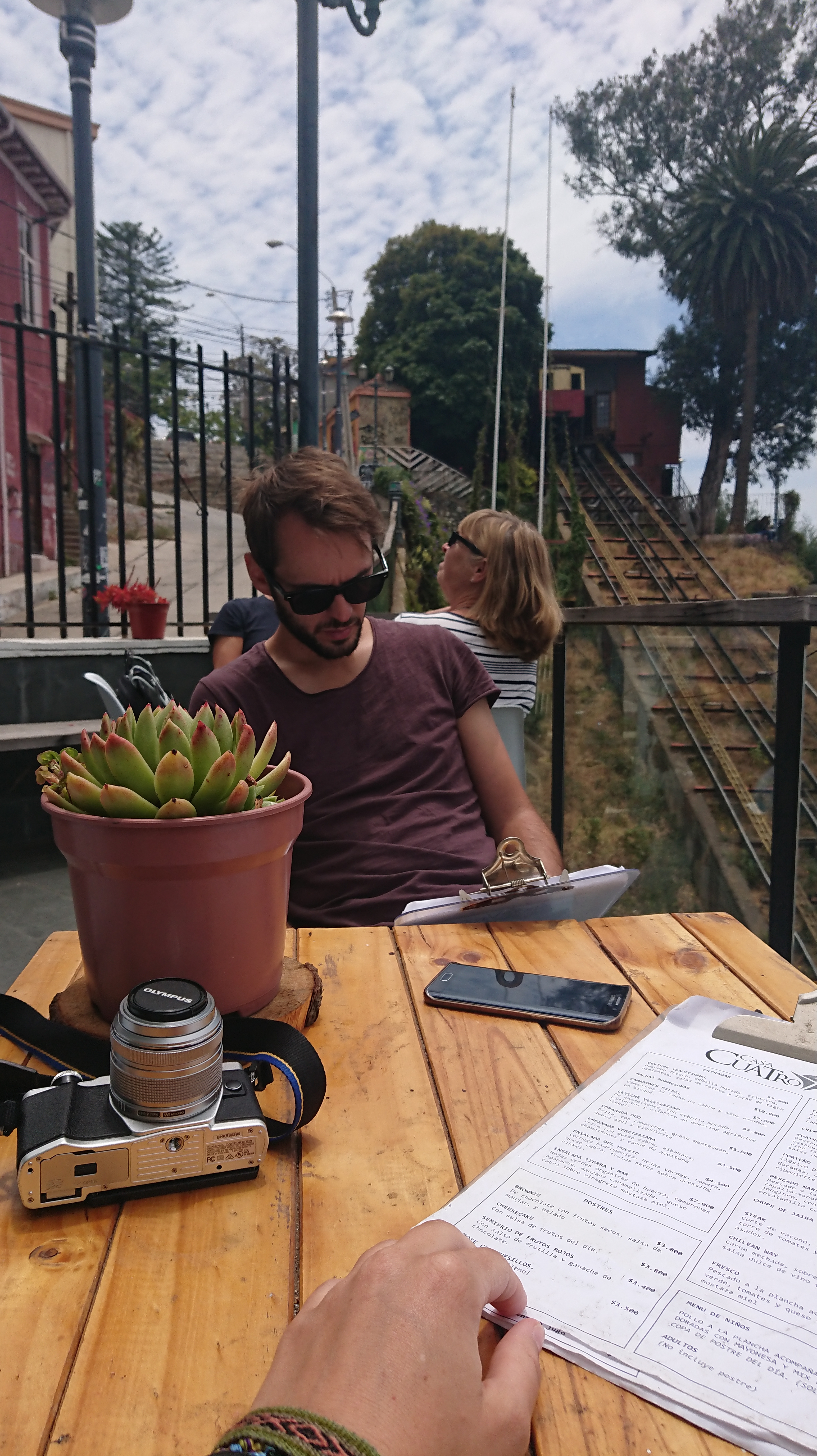 Im Café, im Hintergrund die bestreikte Funicolare