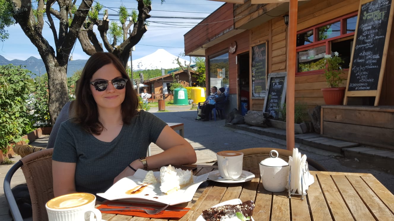 Ankommen in Pucón - mit einem riesen Stück Pie de Limón und dem Villarica im Hintergrund