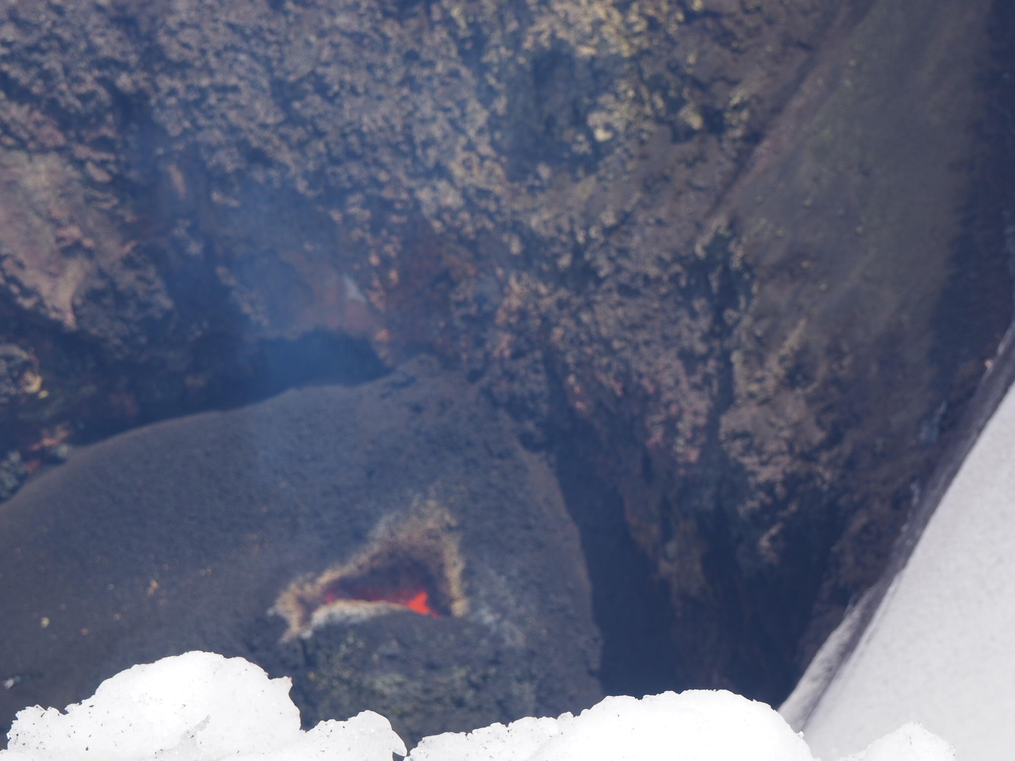 Das glühende Magma, den beißenden Gestank natürlich immer dabei