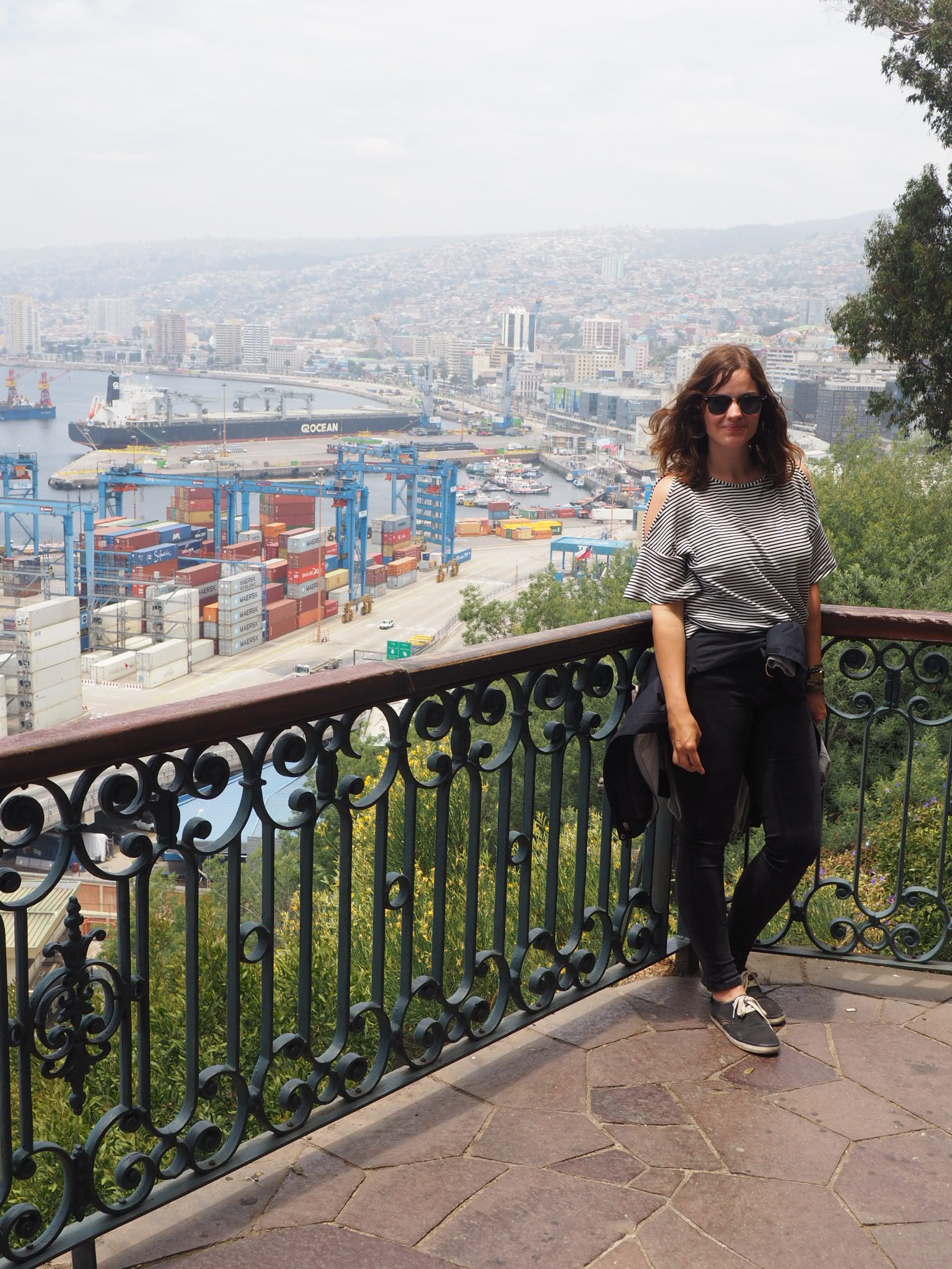 Blick auf Valparaíso und den Hafen von der Plaza 21 der Mayo