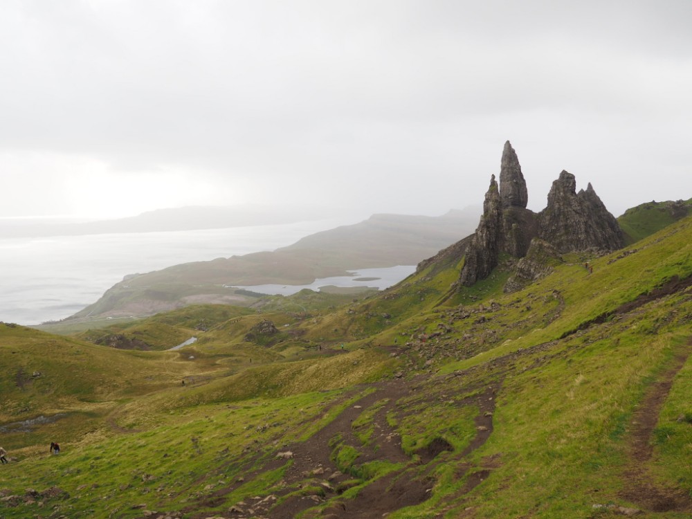 Blick auf den Old Man of Storr mit typisch schottischem Wetter