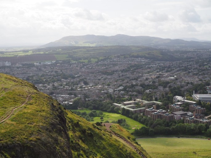 Blick vom Arthur's Seat über Edinburgh