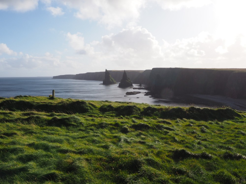 Die Stacks of Duncansby aus der Ferne
