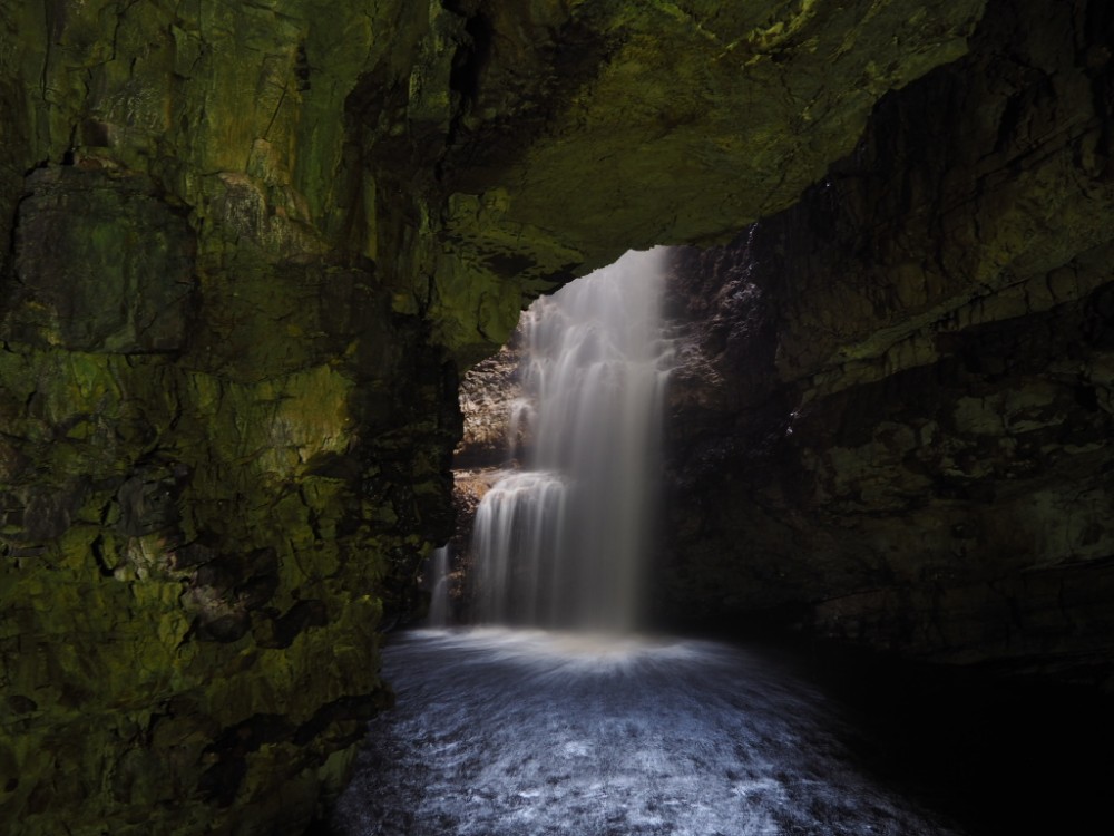 Wasserfall in den Smoo Caves