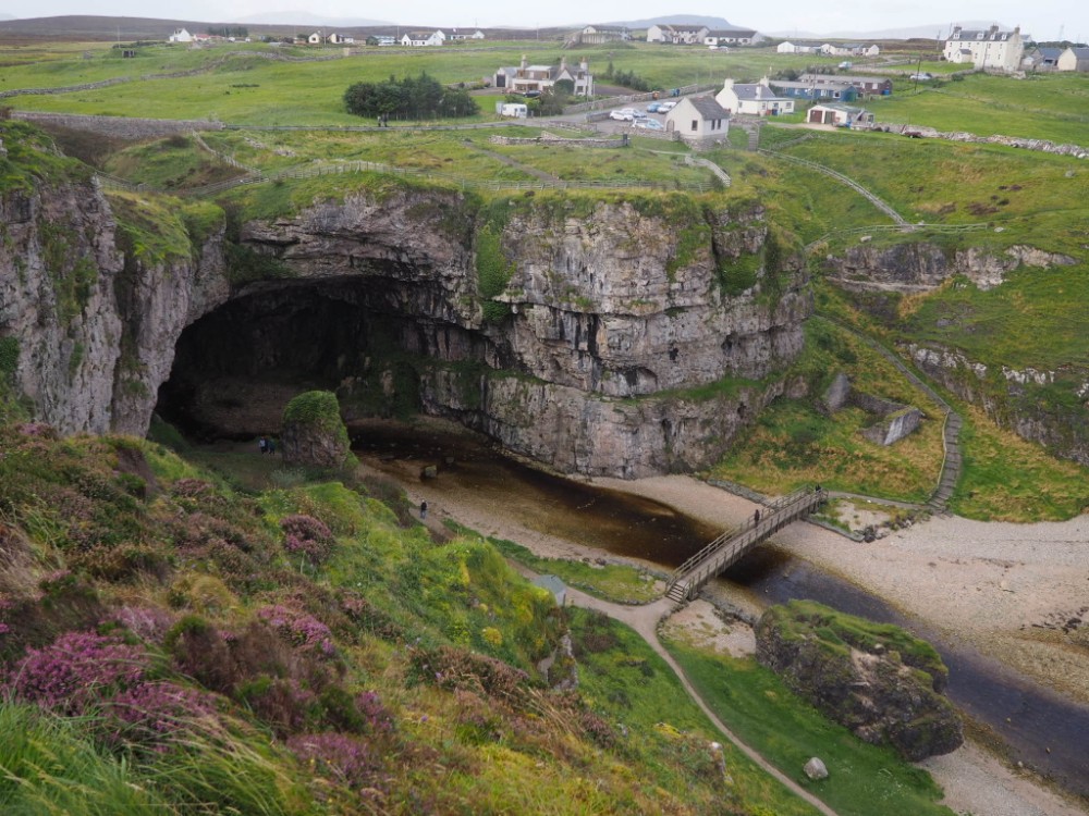 Der Eingang zur Smoo Cave von oben
