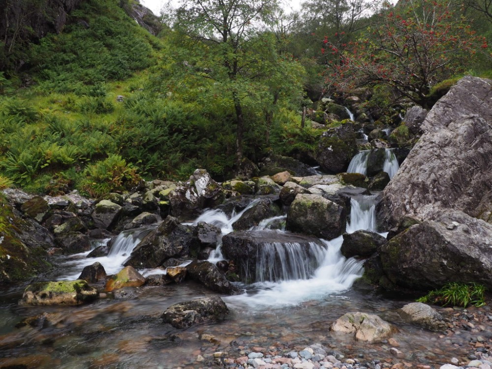 Ein kleiner Wasserfall unterwegs