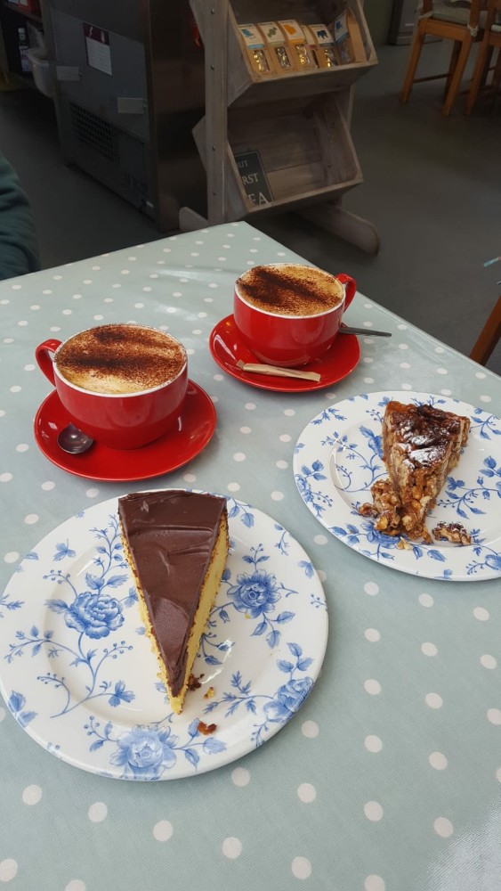 Kleine Kaffeepause zwischendurch, rechts der leckere Kuchen