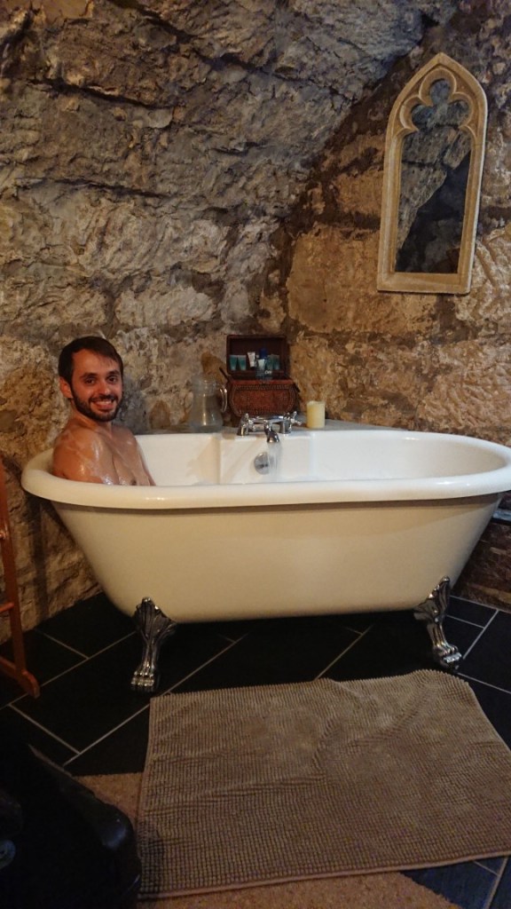 Marcus freut sich am meisten über die Badewanne im Zimmer :D