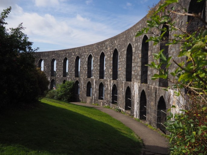 Der McCaig Tower über Oban