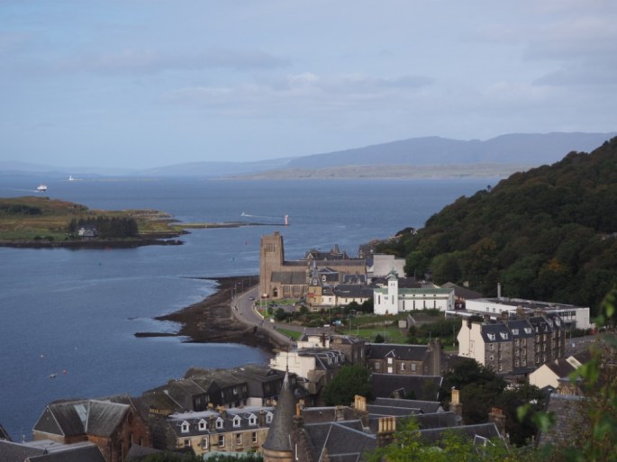 Blick über Oban und in die Ferne vom McCaigs Tower