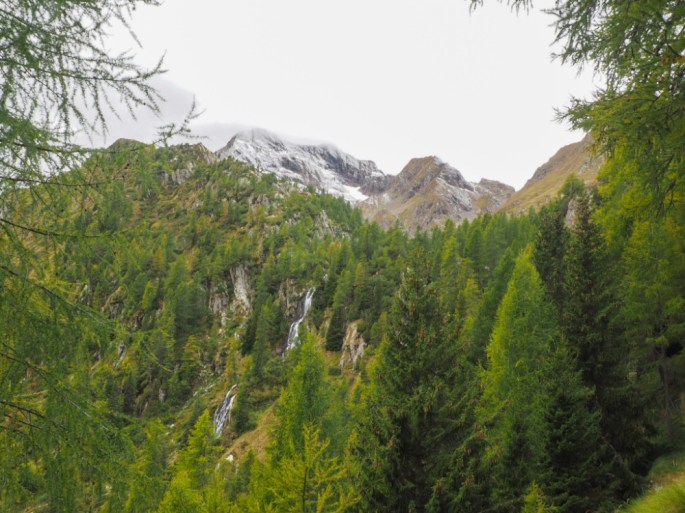 Einer von vielen Wasserfällen und Gipfel mit Schnee!