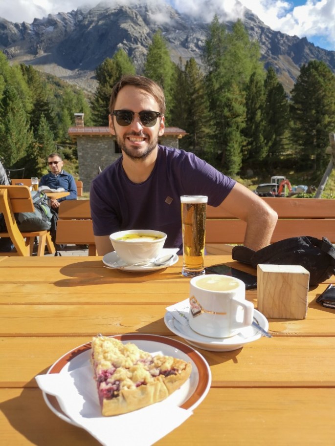 Verdiente Stärkung am Refugio Saoseo