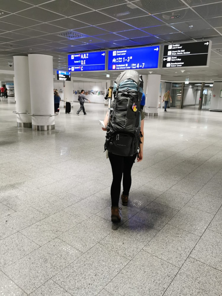 Ein freilaufender Rucksack mit Beinen 😱