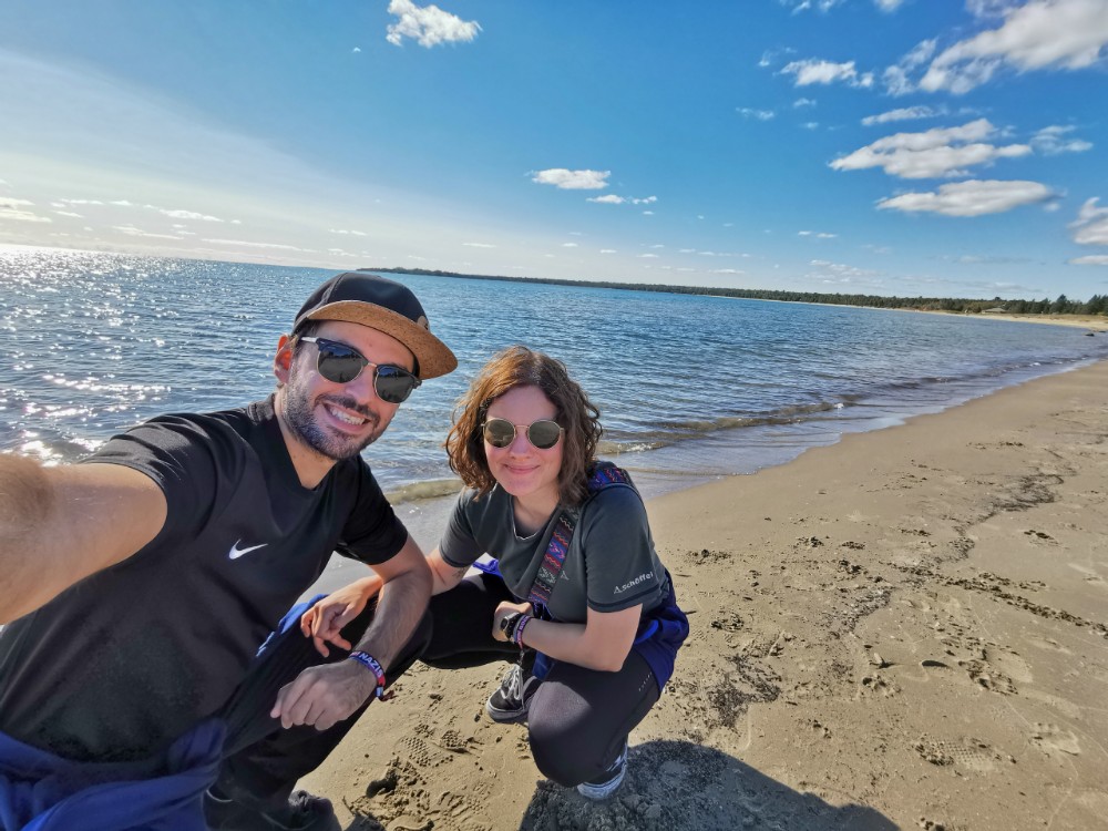 Am Strand geht es zurück nach Providence Bay 🏖️