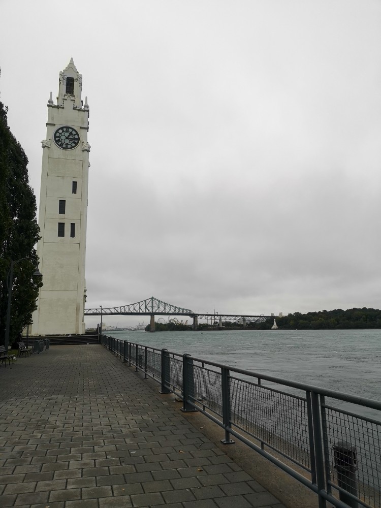 Blick über den St. Lorenz-Strom auf die alte Brücke und den Freizeitpark
