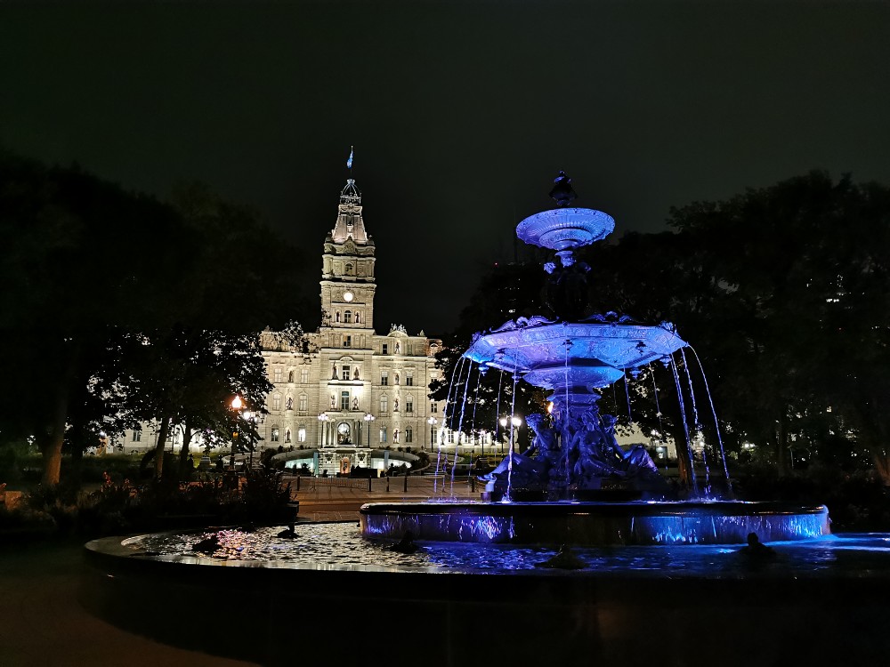 Québecs Parlament mit dem Fontaine de Tourny