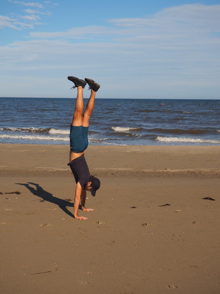 Marcus nutzt die Gelegenheit für einen Handstand