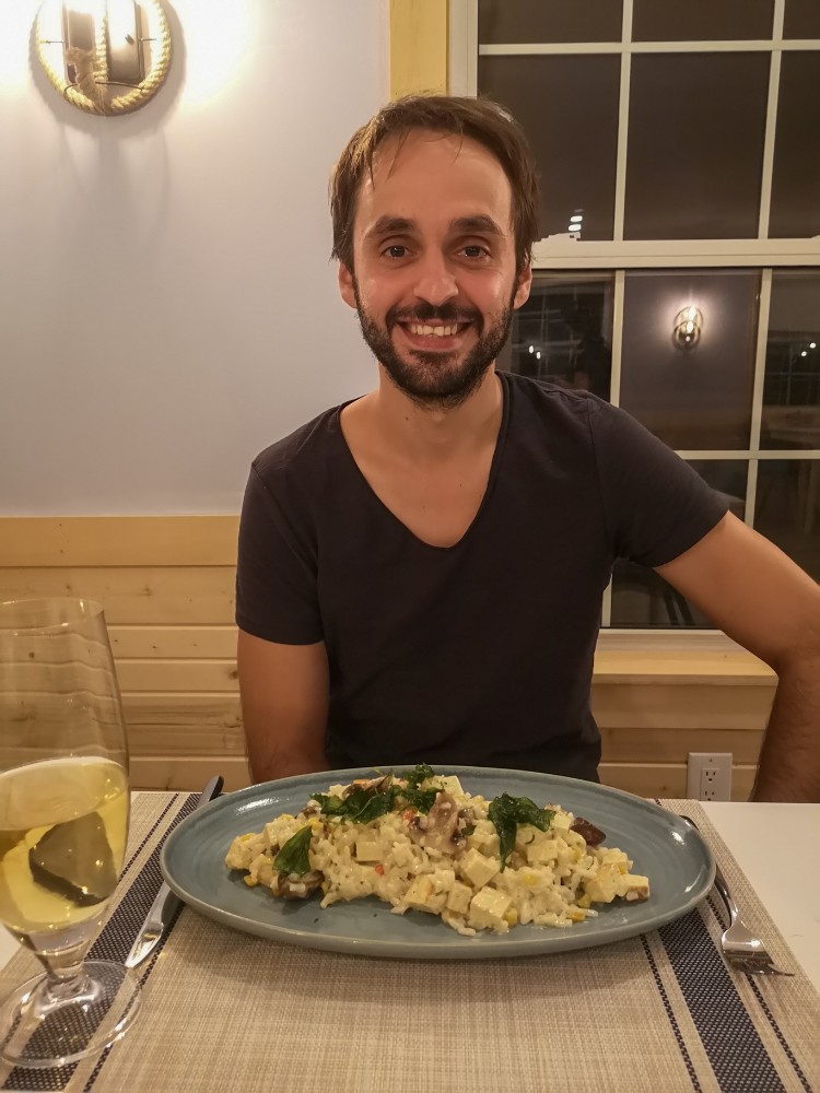 Ein glücklicher Marcus mit Risotto und Bier