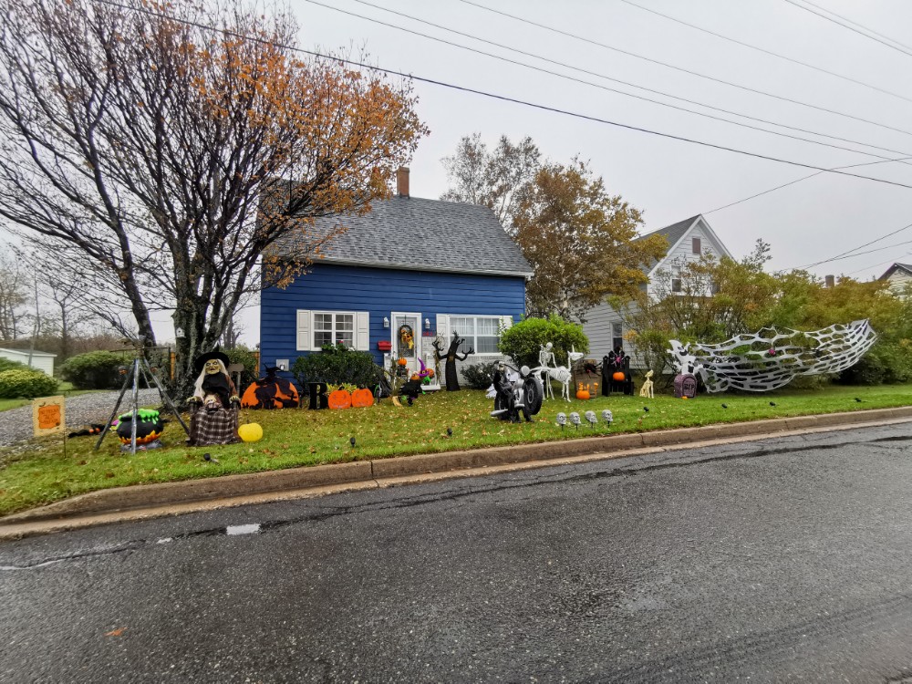Verrückte Halloweendeko gibt's hier übrigens auch immer wieder zu bestaunen 😀