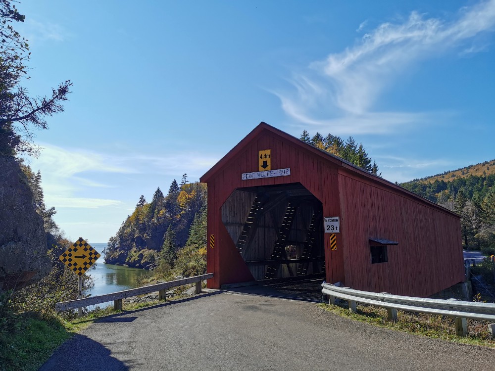 Due schöne Covered Bridge am Point Wolfe
