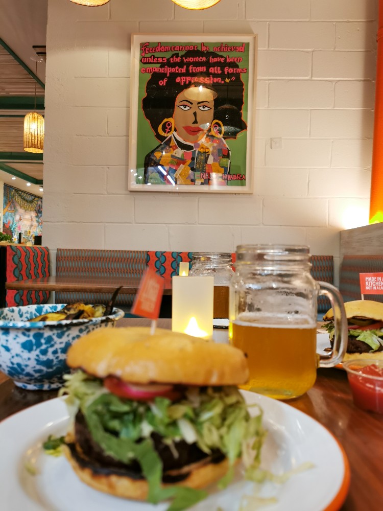 Burger, Bier und ein schlaues Zitat 🤝