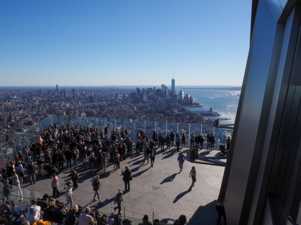 Blick auf die Plattform und die das sonnige New York
