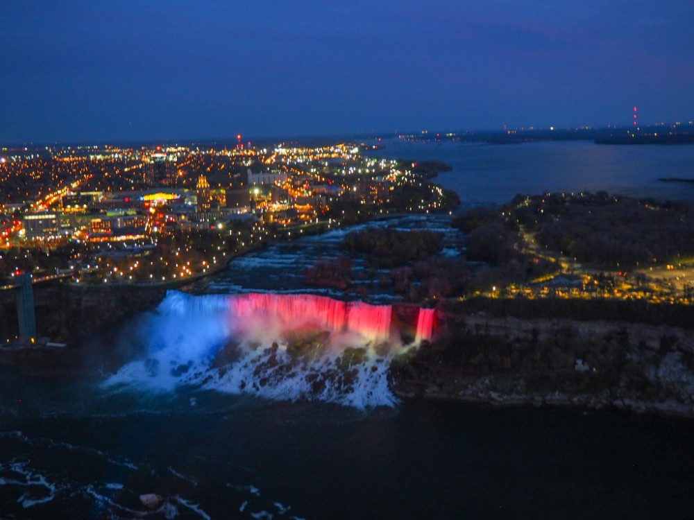Die American Falls mit der passenden Flagge