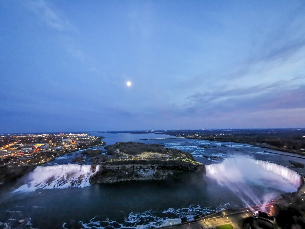 Blick auf die kompletten Niagara Falls