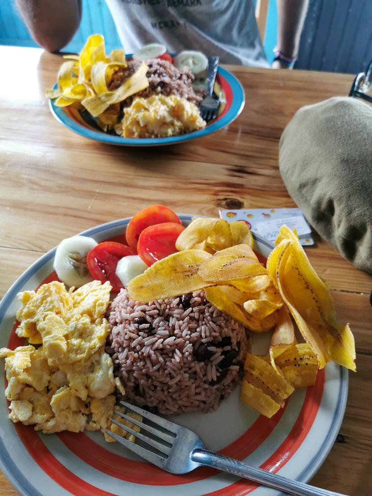 Das erste klassische nicaragunische Frühstück, mein Highlight sin die Kochbananen!