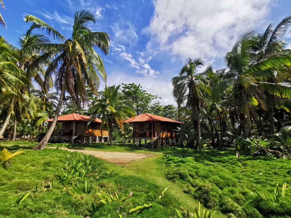 Unser Bungalow (rechts) vom Strand aus
