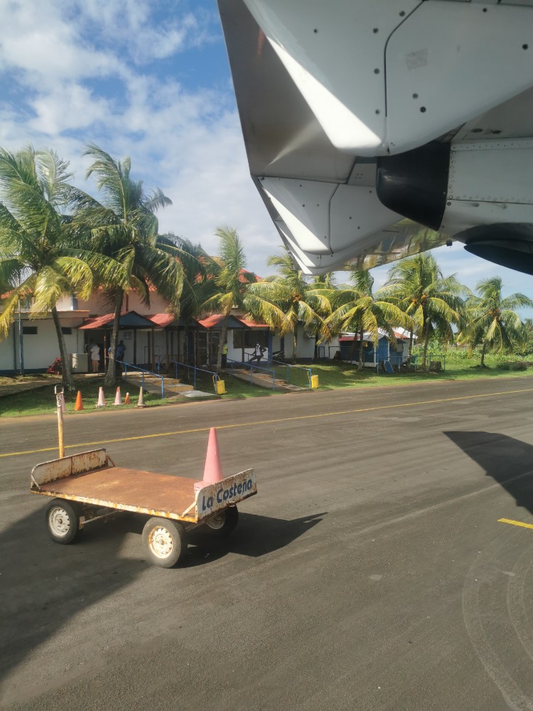 Der Gepäckwagen vor dem Flughafen auf Big Corn