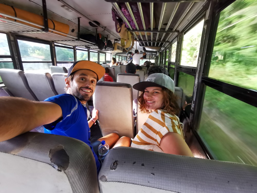 Die erste Fahrt im Chickenbus (da war er schon fast leer)