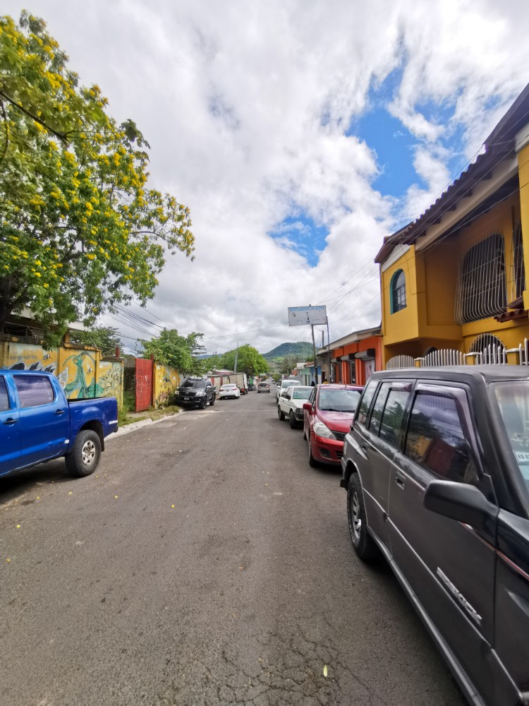 Eine normale Straße mit Bergblick in Estelí