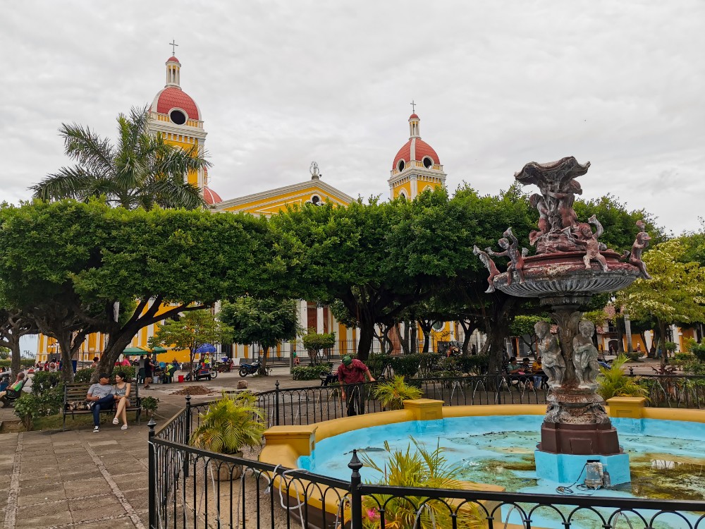 Der Parque Central in Granada