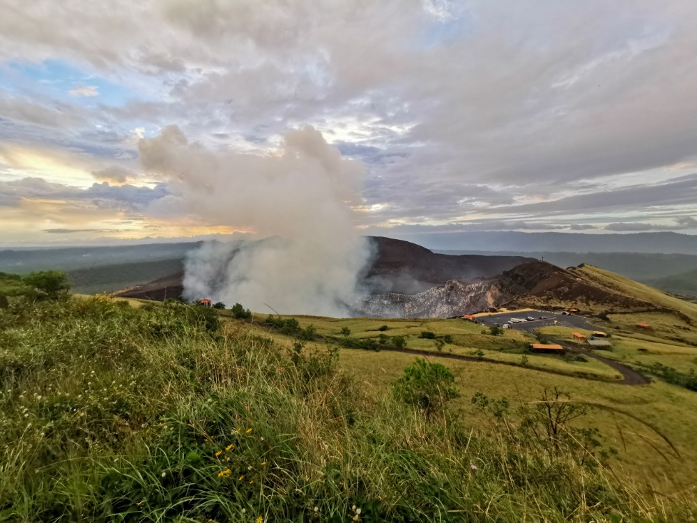 Blick von oben auf dem qualmenden Krater