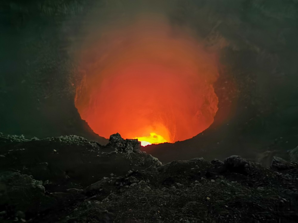 Blick in den nächtlichen Krater