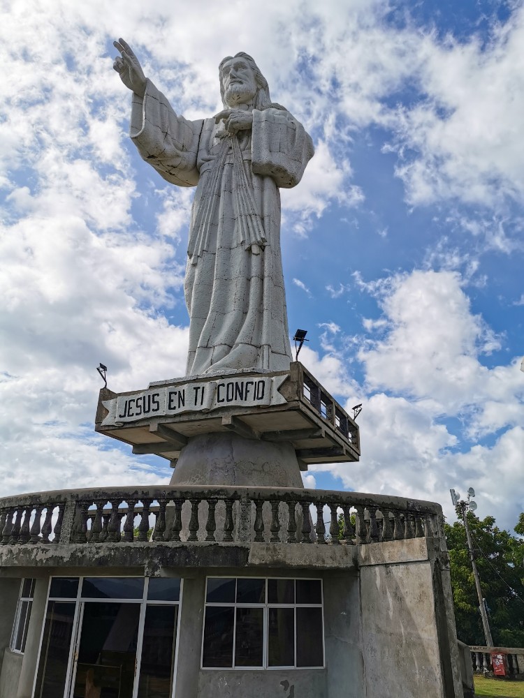 An der Statue angekommen