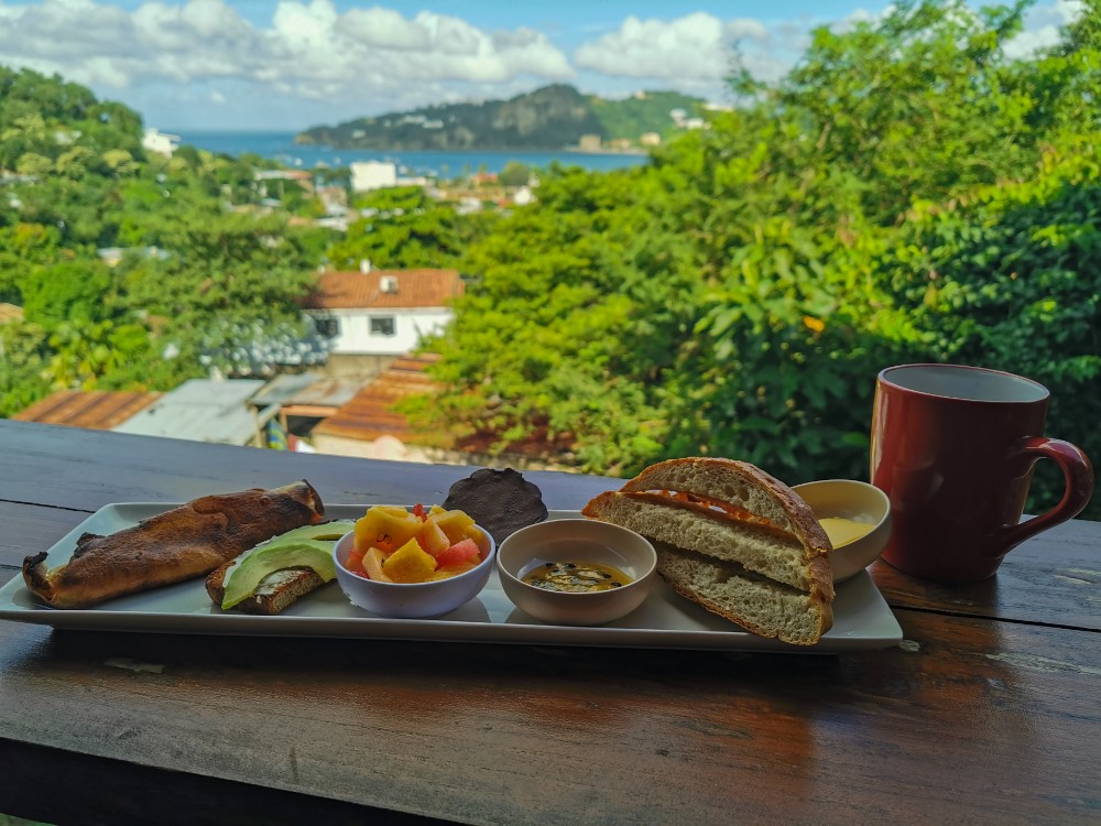 Marcus genießt sein Frühstück mit Ausblick