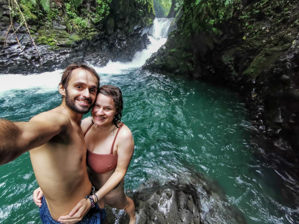 Völlig allein am Wasserfall