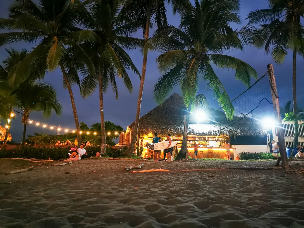 Blick zur Beach Bar des Selina Hostels
