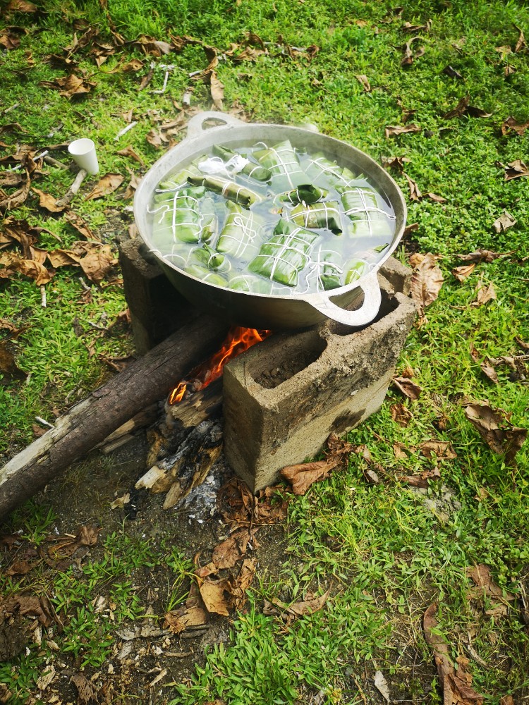 Die fertig geschnürten Tamales über dem Feuer