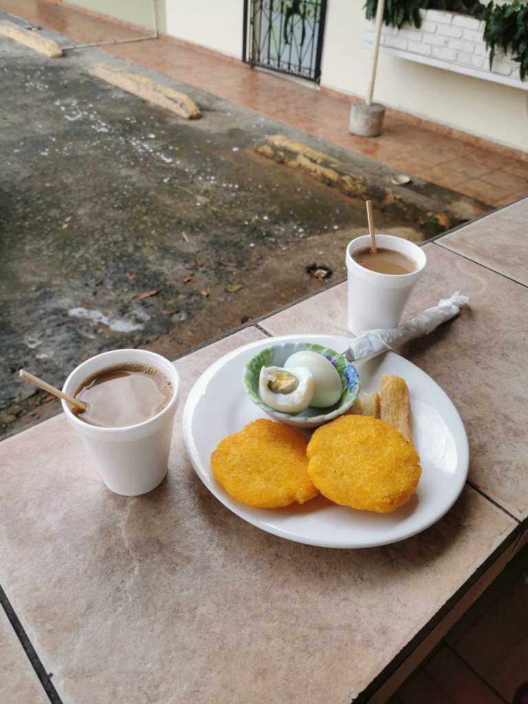 Ei mit Maistortillas, Yukka und Kaffee zum Frühstück