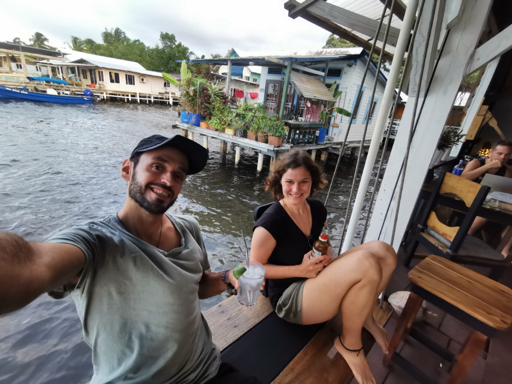 Wir genießen unseren Welcome Drink schaukelnd